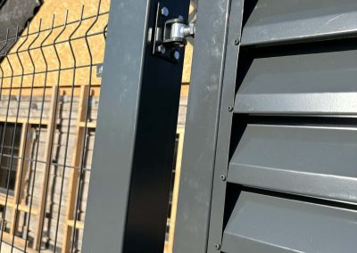 Tvoros vartai tvirtinami varžtais ir įvorėmis – patikimas montavimas be savisriegių