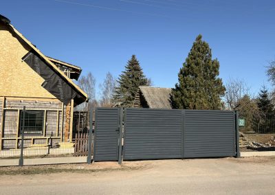 Segmentinė tvora su žaliuzi vartais ir varteliais – modernus kiemo aptvėrimas
